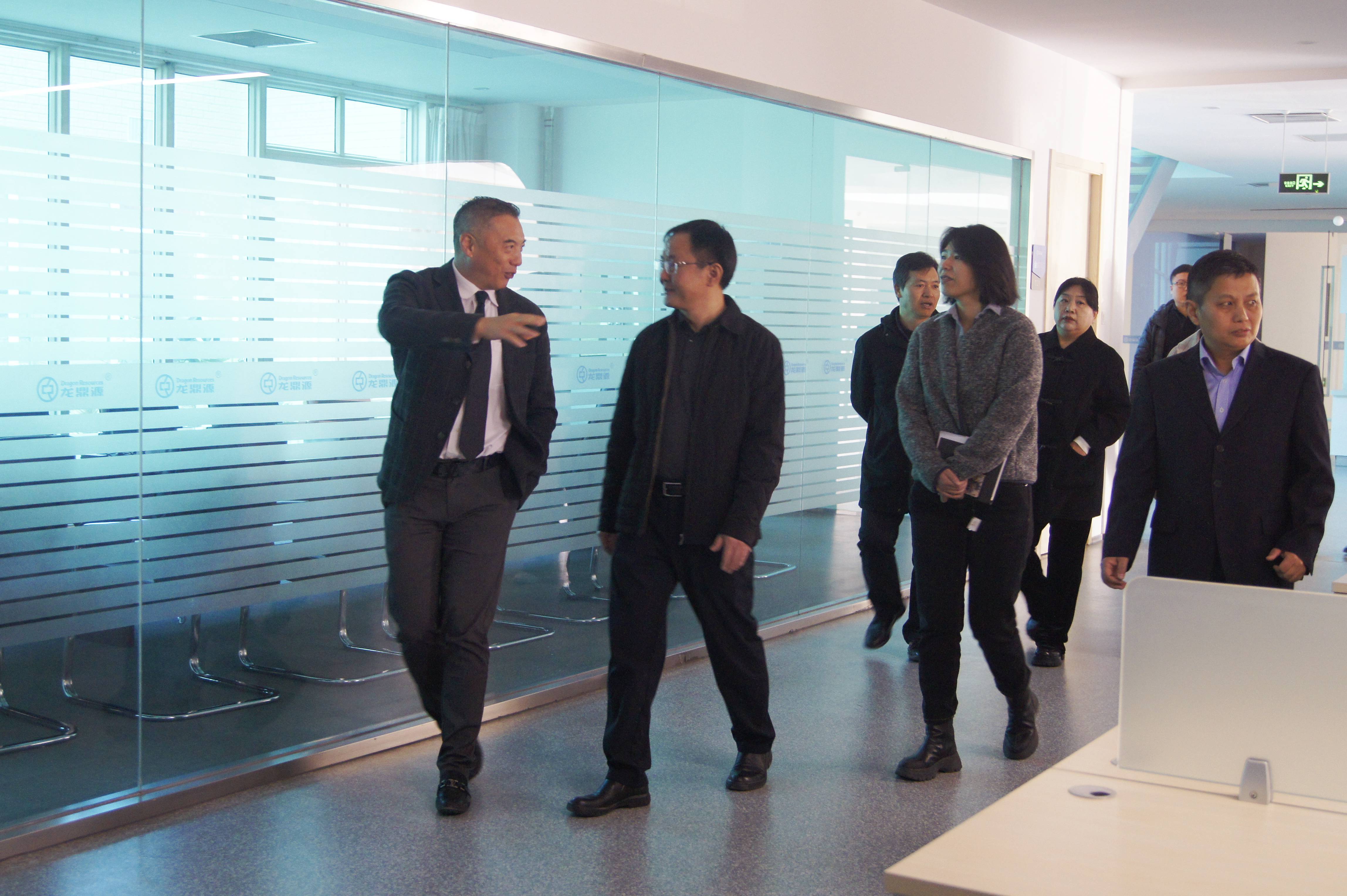 密云區委常委、副區長(cháng)于德泉帶隊密云科委、發(fā)改委、財政局及開(kāi)發(fā)區有關(guān)領(lǐng)導蒞臨龍鼎源指導參觀(guān)