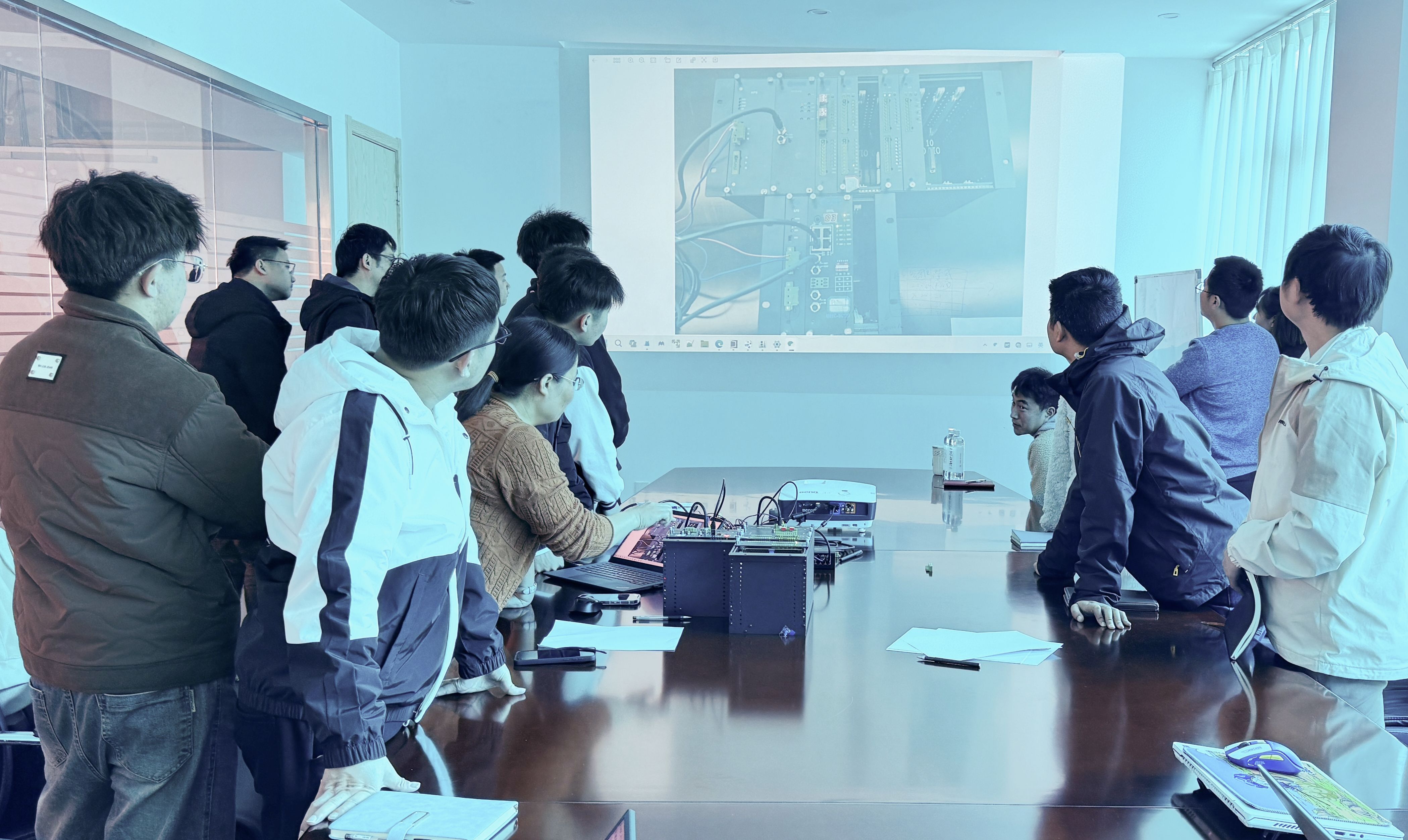 龍鼎源研發(fā)部新機架式UHC-5000系統演示研討會(huì )